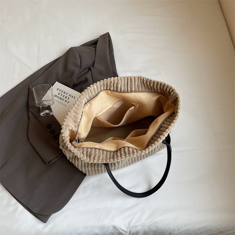 Relaxed and large-capacity corduroy bag for women, 2024 new style casual commuting single-shoulder bag for college students, trendy tote bag Application Scenario