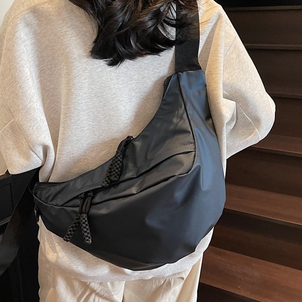 Men's and women's crossbody bag 2025: Simple and versatile chest bag, sport crossbody bag, casual commuting, light and fashionable fitness bag full figure