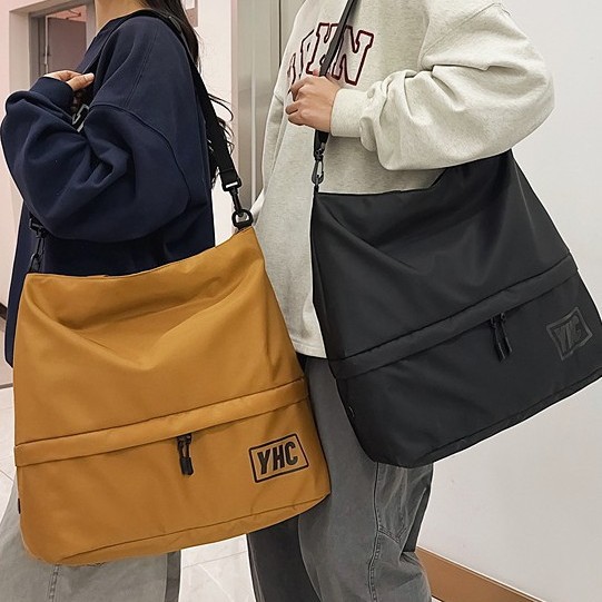 Waterproof bags for both men and women, lightweight travel bags with a sense of design, niche bags, single-shoulder tote bags, and crossbody commuting schoolbags are in vogue full figure