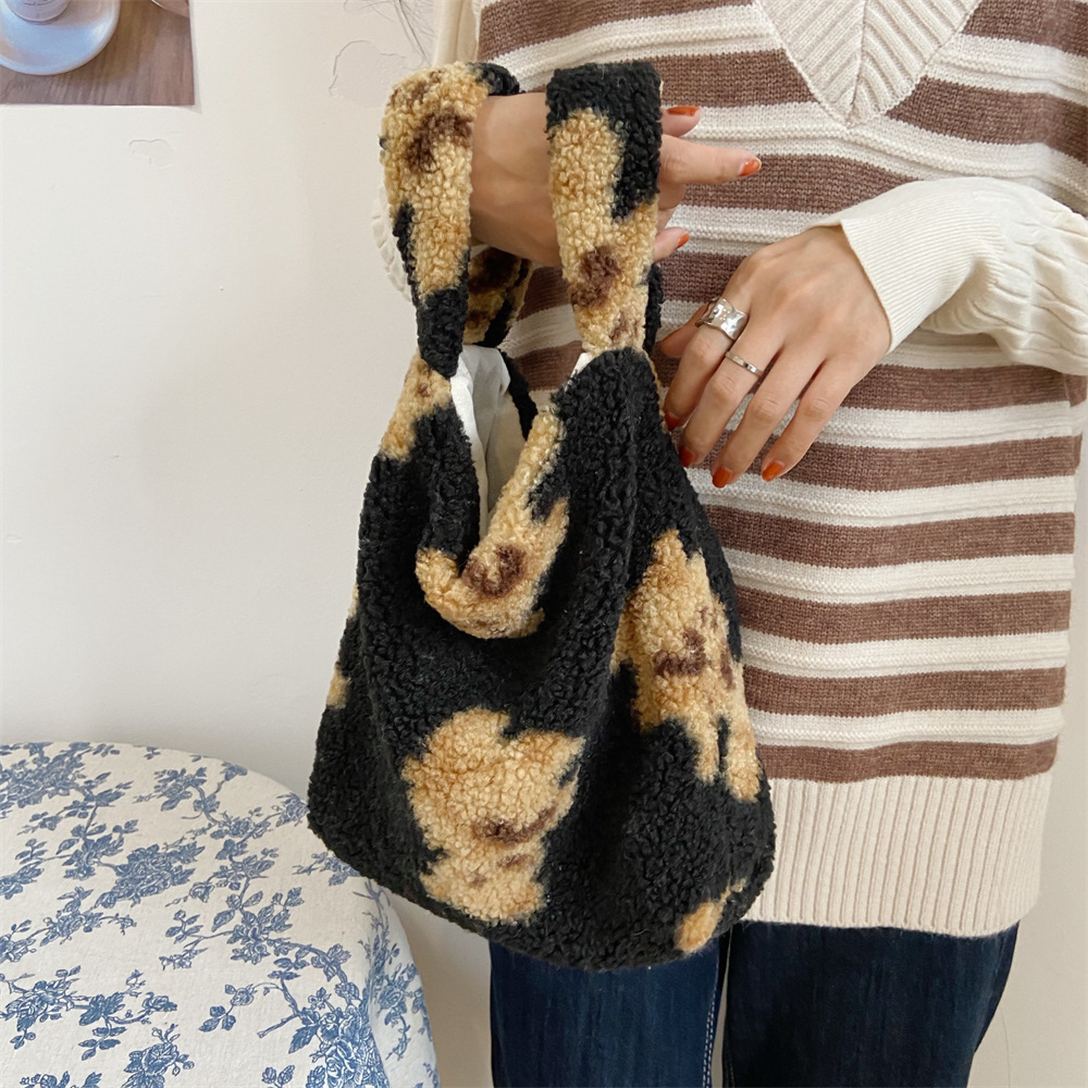 09282 Retro and cute lamb plush bear handbag, casual student single-shoulder bag, hand-held bento bag details Picture