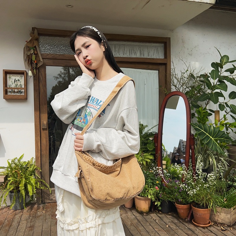 Wholesale of 2023 new crossbody bags, large-capacity, laid-back, artistic and simple canvas bags for women, and college student class bags Application Scenario