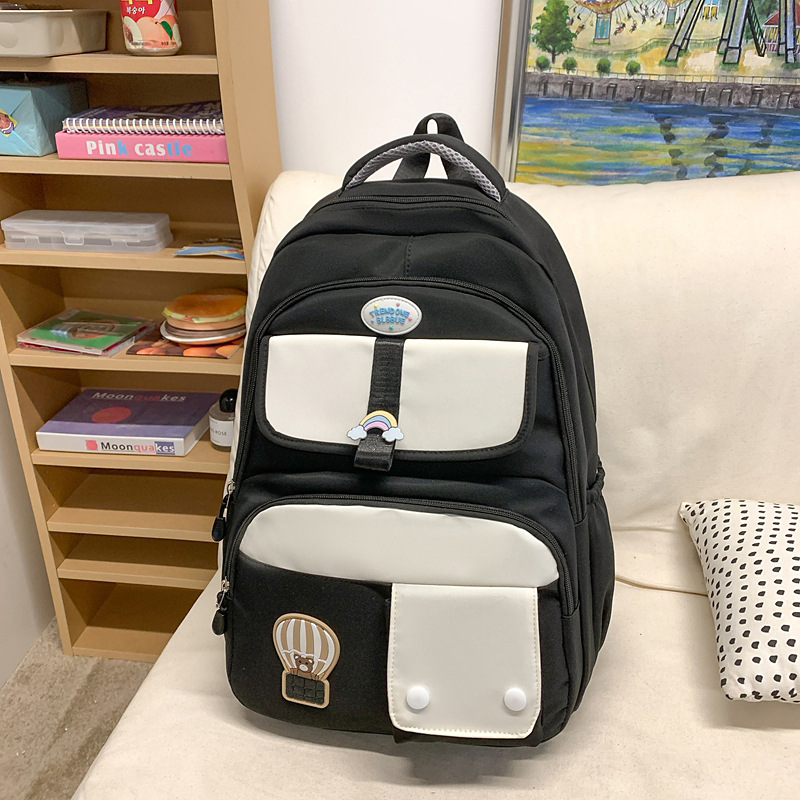 A large-capacity, cute backpack with a contrasting color design for students, a casual and fashionable backpack for junior and senior high school students Application Scenario