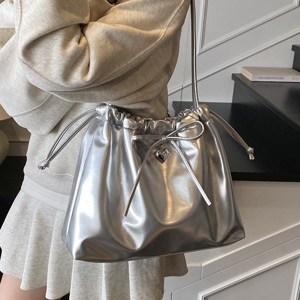 A simple and large-capacity drawstring underarm bag for women, a new spring 2025 fashion single-shoulder bag, a Korean style trendy tote bag Application Scenario