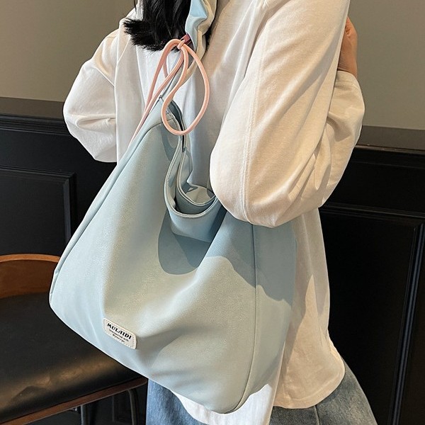 The 2025 new retro large-capacity tote bag is a fashionable and casual single-shoulder crossbody bag that can be combined with a commuting bag for work Specification drawing