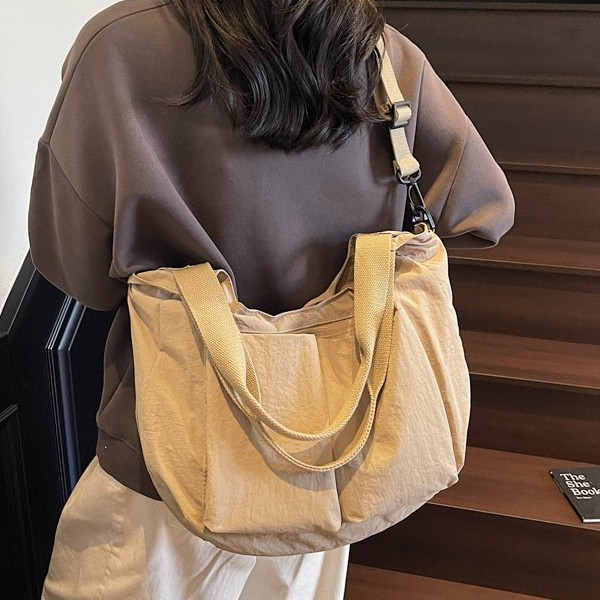 Solid color single-shoulder bag, simple and casual, large-capacity bag, Oxford fabric backpack design, new fashionable and versatile commuting bag Application Scenario