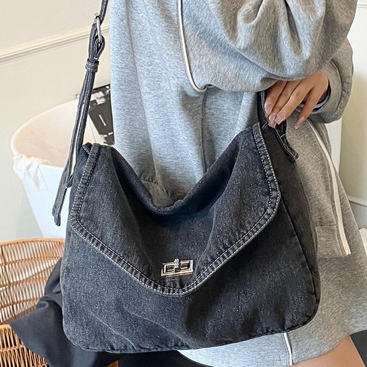 Japanese-style Hong Kong-style retro denim bag, flip-top postman's eye-catching light bag, female artistic student crossbody bag Application Scenario