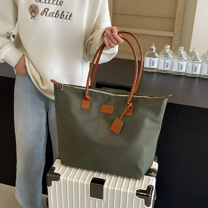 Wholesale of cross-border foreign trade handbags for women, 2025 new style casual and fashionable fitness bags, short-distance business trip lightweight storage bags Application Scenario