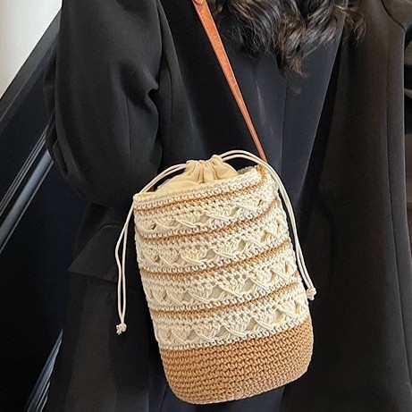 A niche design single-shoulder crossbody bucket woven bag, Bohemian artistic retro, fresh and casual straw woven bag for summer full figure