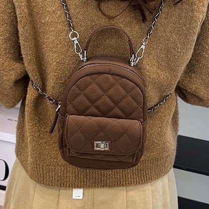 A new mini diamond-shaped chain backpack for women with a unique and fashionable Korean style. It is a multi-purpose bag Specification drawing