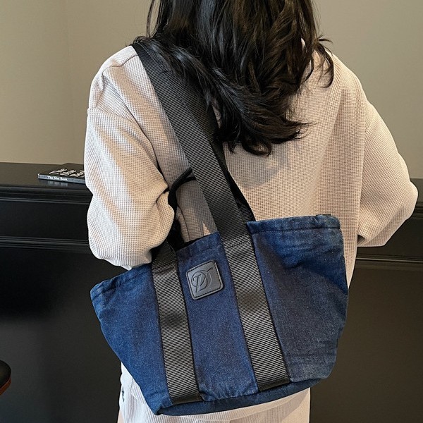 A new versatile tote bag with large capacity on one shoulder, a fashionable denim handbag, and a light and casual crossbody bag details Picture