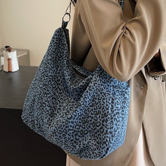 New single-shoulder versatile tote bag, denim laid-back large-capacity bag, new school-style underarm bag for autumn and winter details Picture