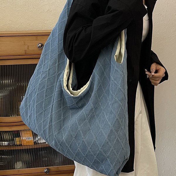 Bag Girl 2025 Spring New Trendy denim diamond-patterned single-shoulder tote bag, simple and large-capacity commuter bag, underarm bag Application Scenario