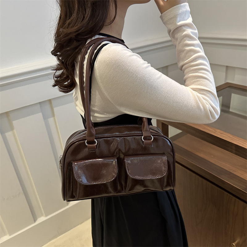 The hand-held pillow bag is a popular bag in 2024. It's a trendy and beautiful Korean style single-shoulder bag for women in autumn Specification drawing