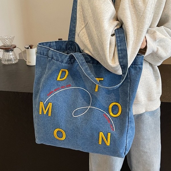 A versatile new large-capacity tote bag for classes, a trendy and casual single-shoulder bag made of denim for students, and a commuting bag Application Scenario