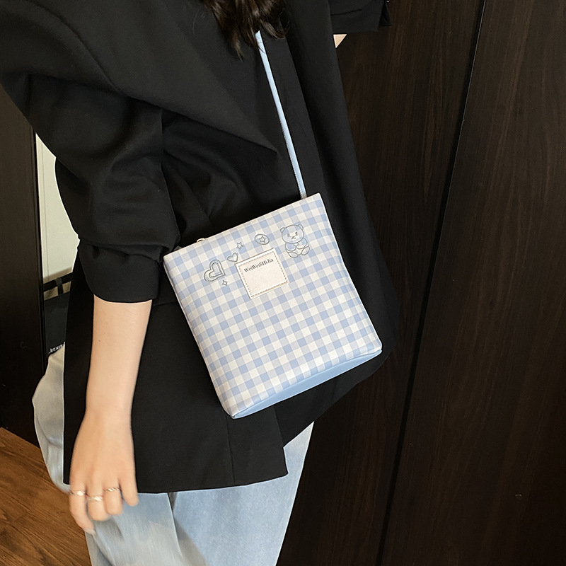 The 2025 new checkered simple print bear small square bag is a fashionable and versatile single-shoulder bag for women and a stylish commuter crossbody bag details Picture