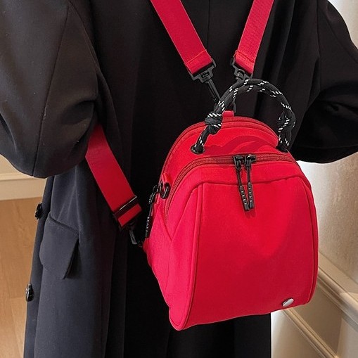 The new lightweight and waterproof nylon small shell bag is a simple design for women. It is a double-zipper single-shoulder crossbody bag that is both artistic and trendy Specification drawing