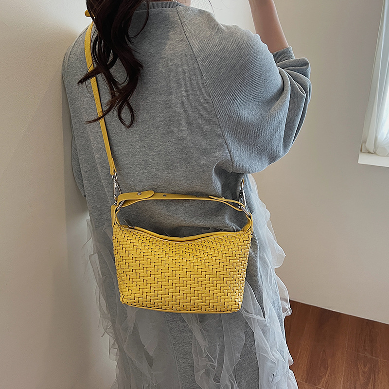 2025 New fashion woven bag, versatile handbag, large-capacity underarm bag, stylish single-shoulder bag, casual crossbody bag Application Scenario