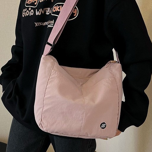 The 2024 new Korean-style baguette bag, a fashionable single-shoulder crossbody bag, is versatile and has a large capacity for students Application Scenario