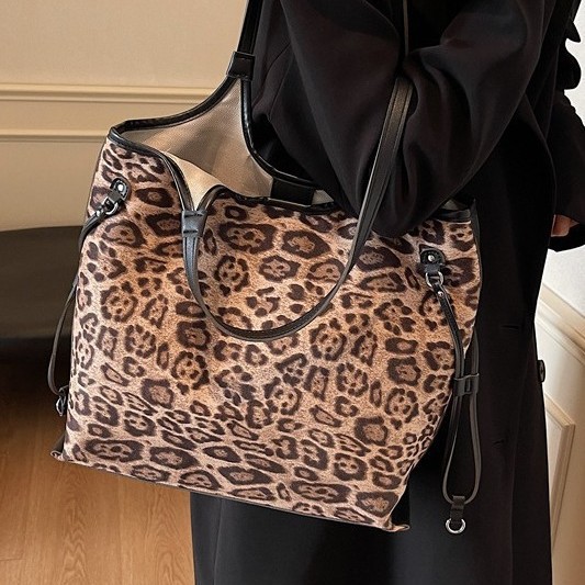 The 2024 new autumn and winter retro and unique leopard print crossbody bag is a versatile single-shoulder tote bag for commuting full figure