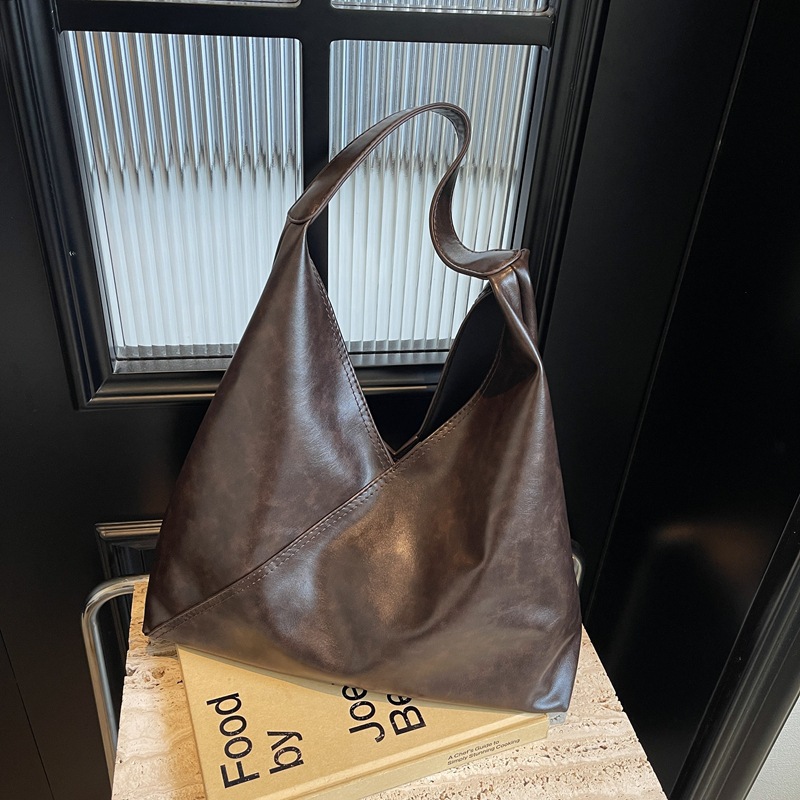 A new 2024 versatile and fashionable women's bag with a simple yet sophisticated look, featuring a large capacity for casual commuting. It's a single-shoulder crossbody bag Specification drawing