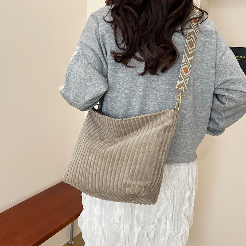A new high-capacity underarm bag for women, a corduroy tote bag for 2024 autumn and winter, a versatile and casual single bag for commuting details Picture