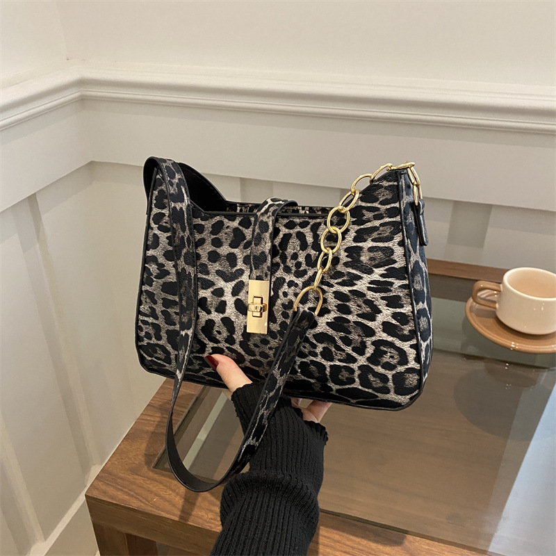 This unique and niche design bag exudes a sense of sophistication for women, is trendy and versatile, and is suitable for daily wear. It is a single-shoulder bag full figure