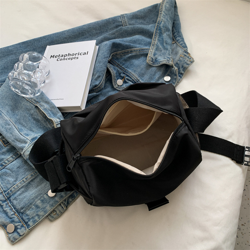 Crossbody bag for women 2022 New style fashionable toast bag ins Klein Blue sporty casual bag single-shoulder bag for women Application Scenario