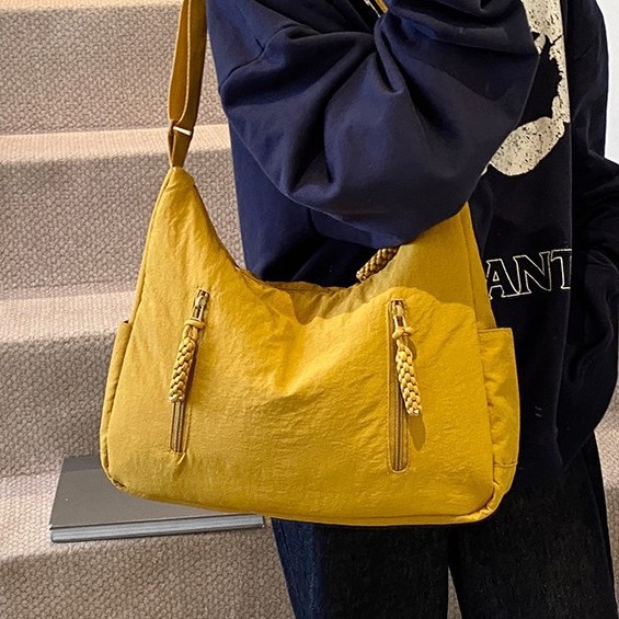 A fashionable and casual large-capacity bag for women, a new autumn/winter 2024 collection of fabric bags, a versatile and trendy crossbody bag for students' classes details Picture