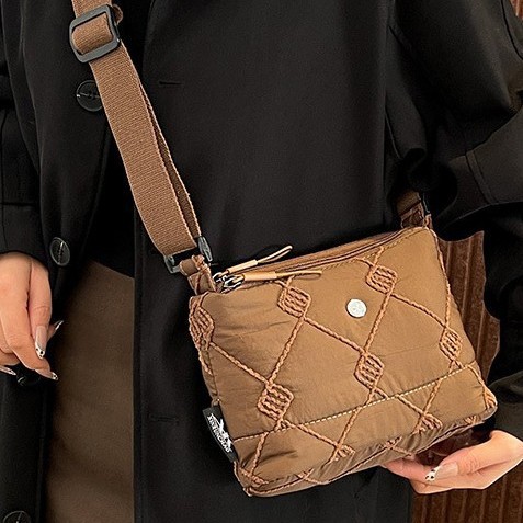 This winter bag is a light, casual and versatile large-capacity crossbody bag with space cotton embroidery and diamond-shaped patterns. It is also a fashionable large-capacity single-shoulder bag details Picture