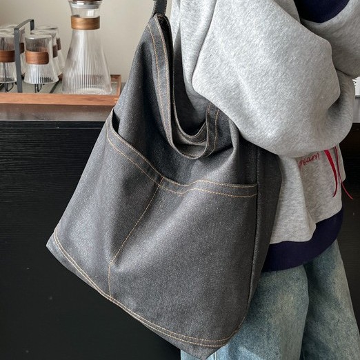 New 2024 Hong Kong-style artistic denim bag for women, Korean-style artistic single-shoulder bag, laid-back style, large-capacity crossbody bag Application Scenario