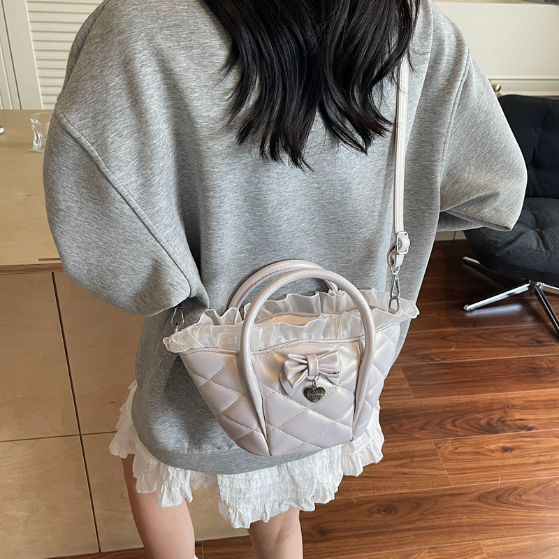 Korean version lace-trimmed handbag, diamond-shaped versatile vegetable basket bag, 2025 new stylish single-shoulder bag, casual crossbody bag Application Scenario