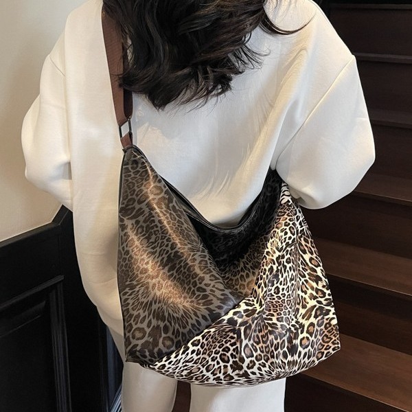 The 2025 new stylish, large-capacity, high-end commuter tote bag for women, a new leopard print contrasting color single-shoulder bag full figure