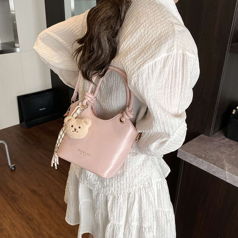 Korean version work commute handbag for women 2025 New style High-end soft leather fashionable single-shoulder underarm bucket bag details Picture