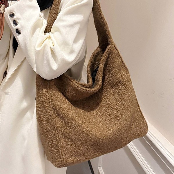 The 2024 winter new crossbody bag, single-shoulder bag, versatile hand-held woolen bucket bag, trendy and high-end casual women's bag Application Scenario