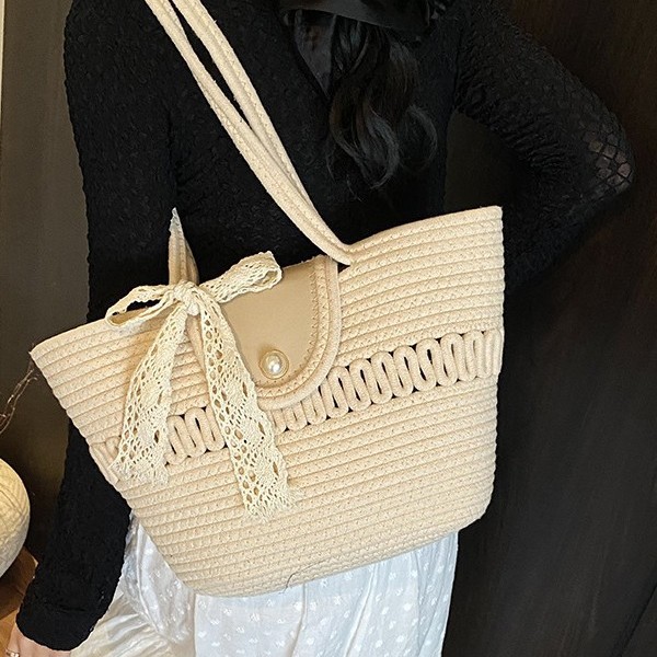 A new 2025 stylish and versatile European and American woven bag, a large-capacity, casual and simple beach single-shoulder crossbody bag Application Scenario