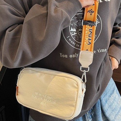A new, versatile, Korean-style, fashionable and high-quality single-shoulder bag with a unique retro Merado-style design for women details Picture