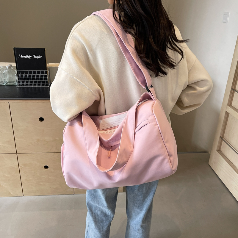 Foreign trade leisure sports large-capacity fitness bag, Korean version dry and wet separation travel bag, single-shoulder crossbody carry-on storage bag Application Scenario