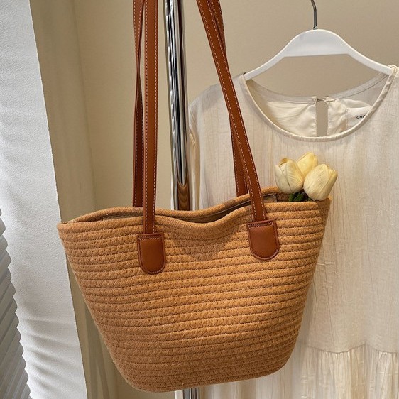 Trendy single-shoulder straw woven bag 2025 new women's bag, large-capacity woven tote bag, seaside vacation hand-held beach bag Application Scenario