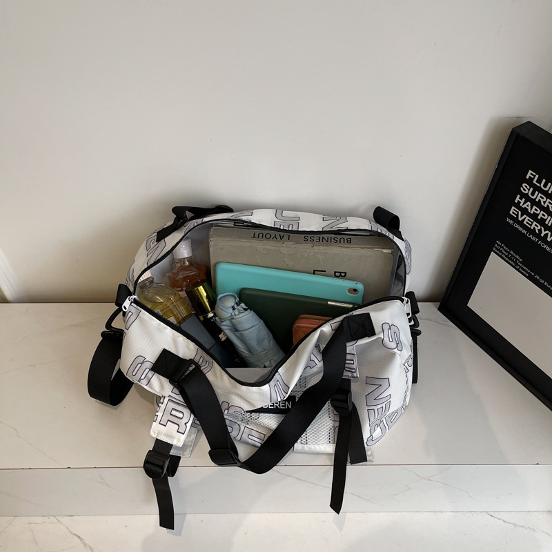 New cross-border travel bags, large-capacity fashionable short-distance outdoor travel carry-on bags, camouflage sports and fitness bags Application Scenario