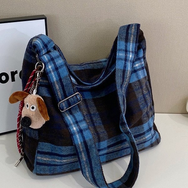 The new large-capacity tote bag is a versatile and simple checkered pattern autumn and winter laid-back style single-shoulder bag, a retro and casual bag full figure