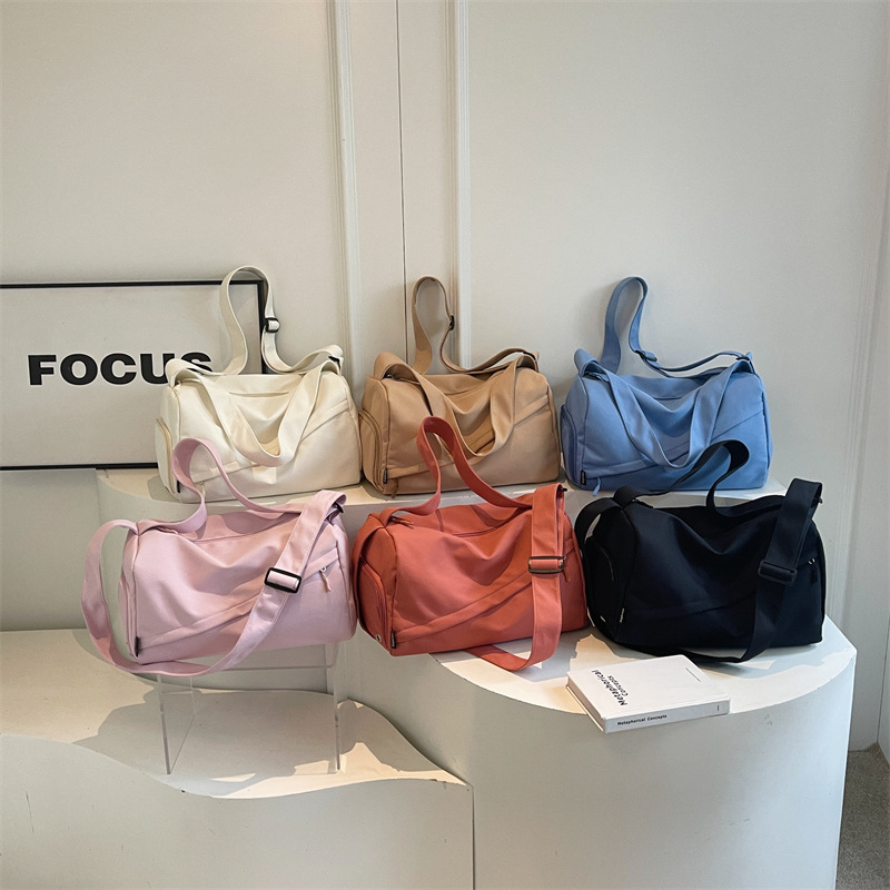 Casual dry-wet separated fitness bag, solid-color simple casual yoga exercise bag, large-capacity short-distance single-shoulder travel bag Application Scenario