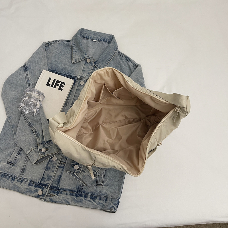 Korean style simple and versatile Tote bag for women 2024 new autumn and winter, large-capacity fabric bag, laid-back style single-shoulder crossbody bag Application Scenario
