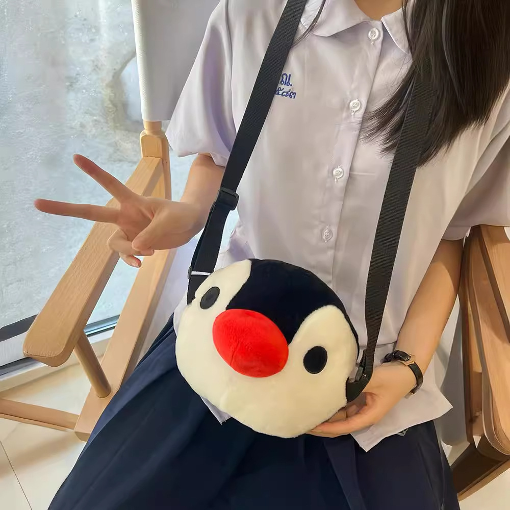 Cartoon, funny and cute, hugging penguin, fashionable and individual, plush toy bag, children's bag, single-shoulder bag Specification drawing