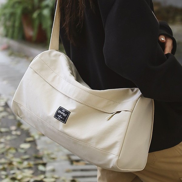 A unisex Japanese-style, simple and trendy single-shoulder bag, a new 2025 niche casual commuting crossbody bag details Picture