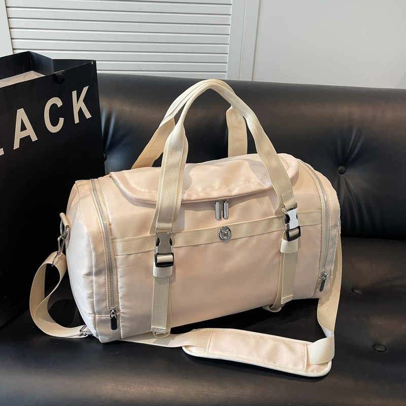 Independent shoe compartment portable sports and fitness bag, large-capacity multi-functional travel bag, adjustable shoulder strap short-distance luggage bag full figure