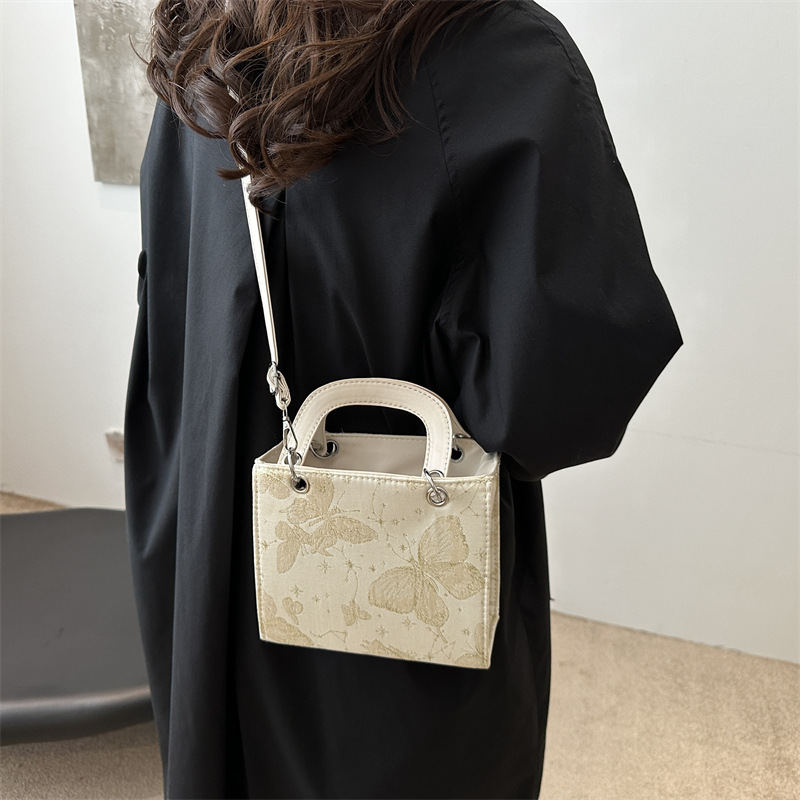 The new 2024 autumn collection features a minimalist single-shoulder crossbody bag with contrasting colors, which is a fashionable and trendy Korean-style niche handbag for women details Picture