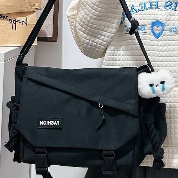 The trend of Japanese-style Harajuku retro workwear crossbody bags, large-capacity postman bags for Korean students, and single-shoulder bags for men Application Scenario