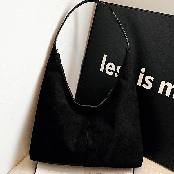 2024 New autumn and winter frosted velvet underarm bag, high-end women's tote bag, fashionable commuting large-capacity single-shoulder bag Application Scenario