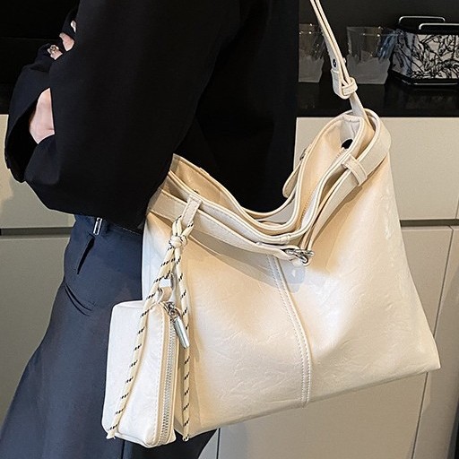 Fashionable new large-capacity single-shoulder bag, high-end quality belt design, cool underarm bag, and spicy girl style crossbody bag Application Scenario