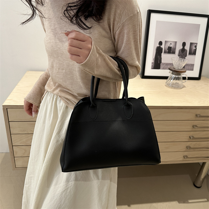 A new, stylish and casual tote bag for women in 2025, featuring a retro and popular style from Europe and America. It's a versatile single-shoulder bag Specification drawing